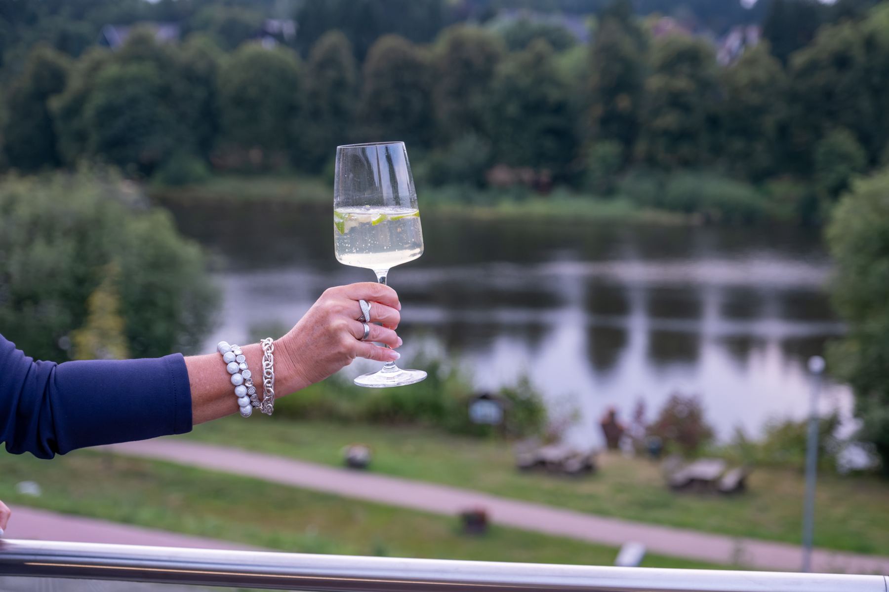 Weißwein mit Blick auf den Kranichsee