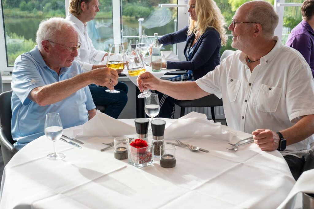 Anstoßen am Tisch