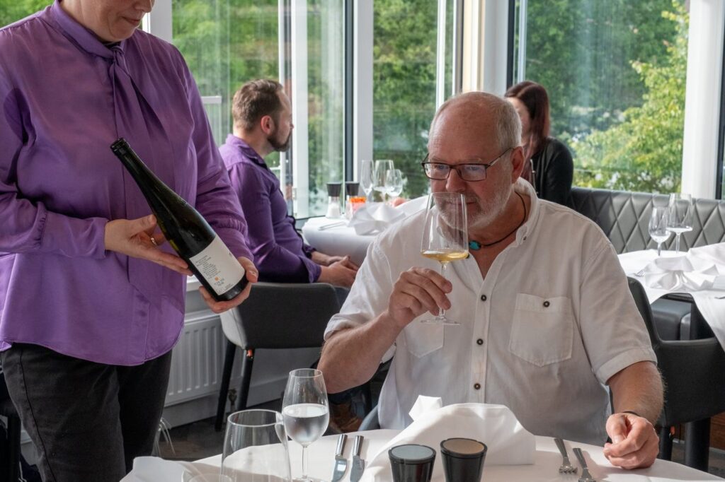 Der Wein wird am Tisch probiert