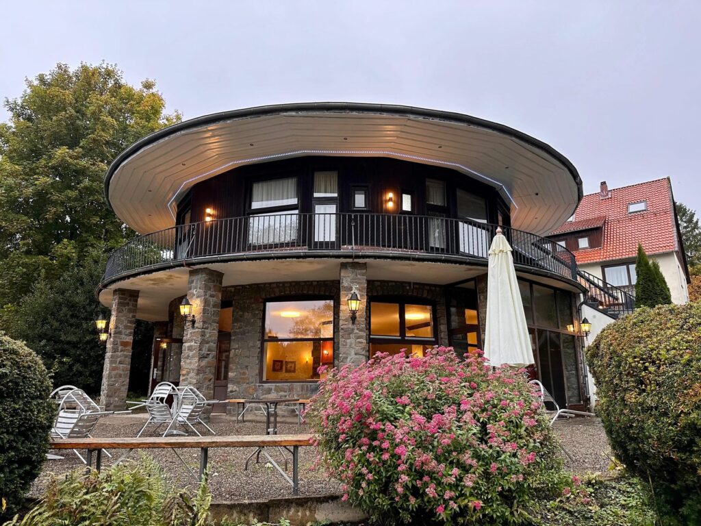 Bastei am Kranichsee, Rundbau mit Terrasse