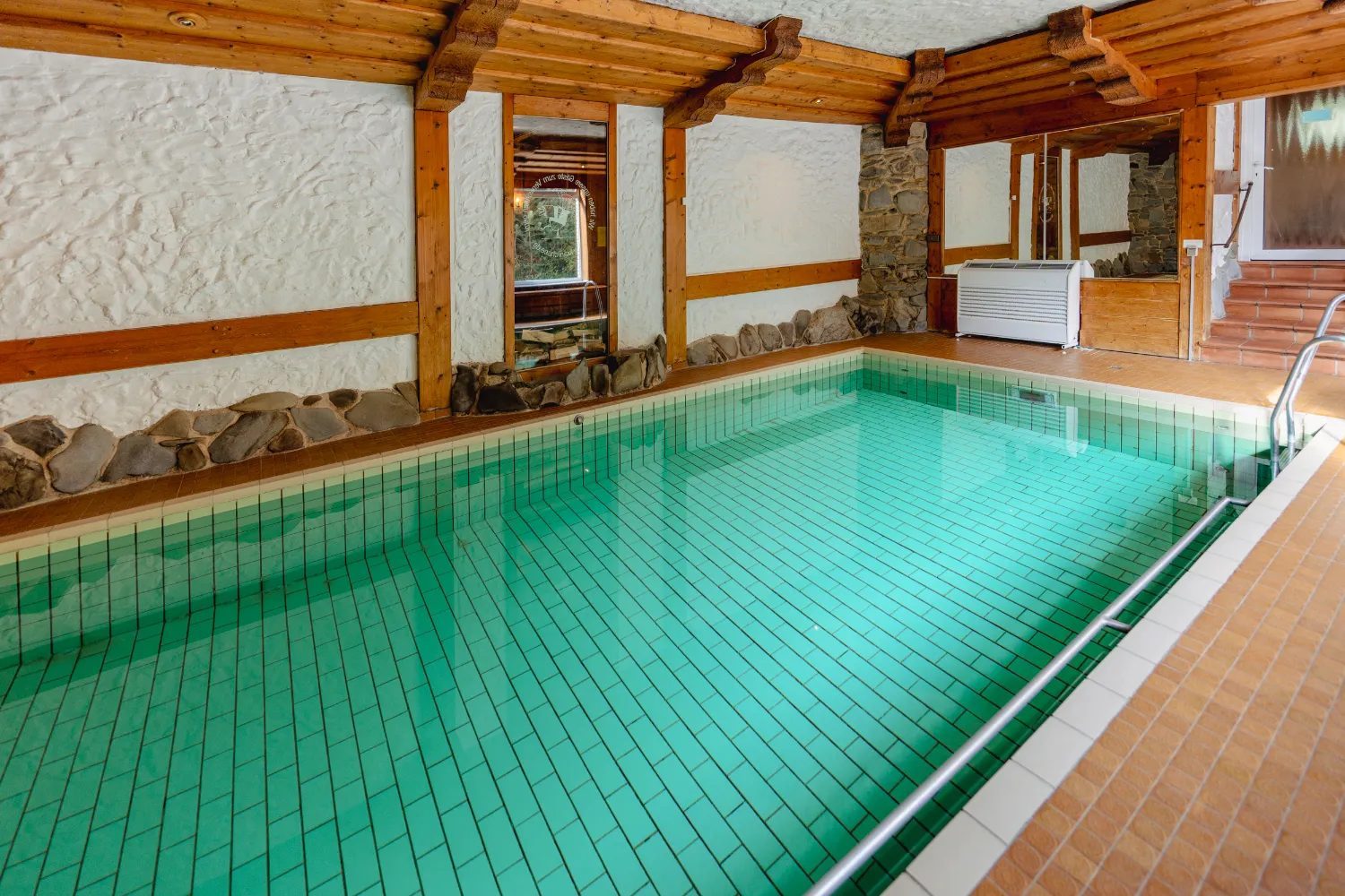 Hallenbad im Wellnessbereich am See